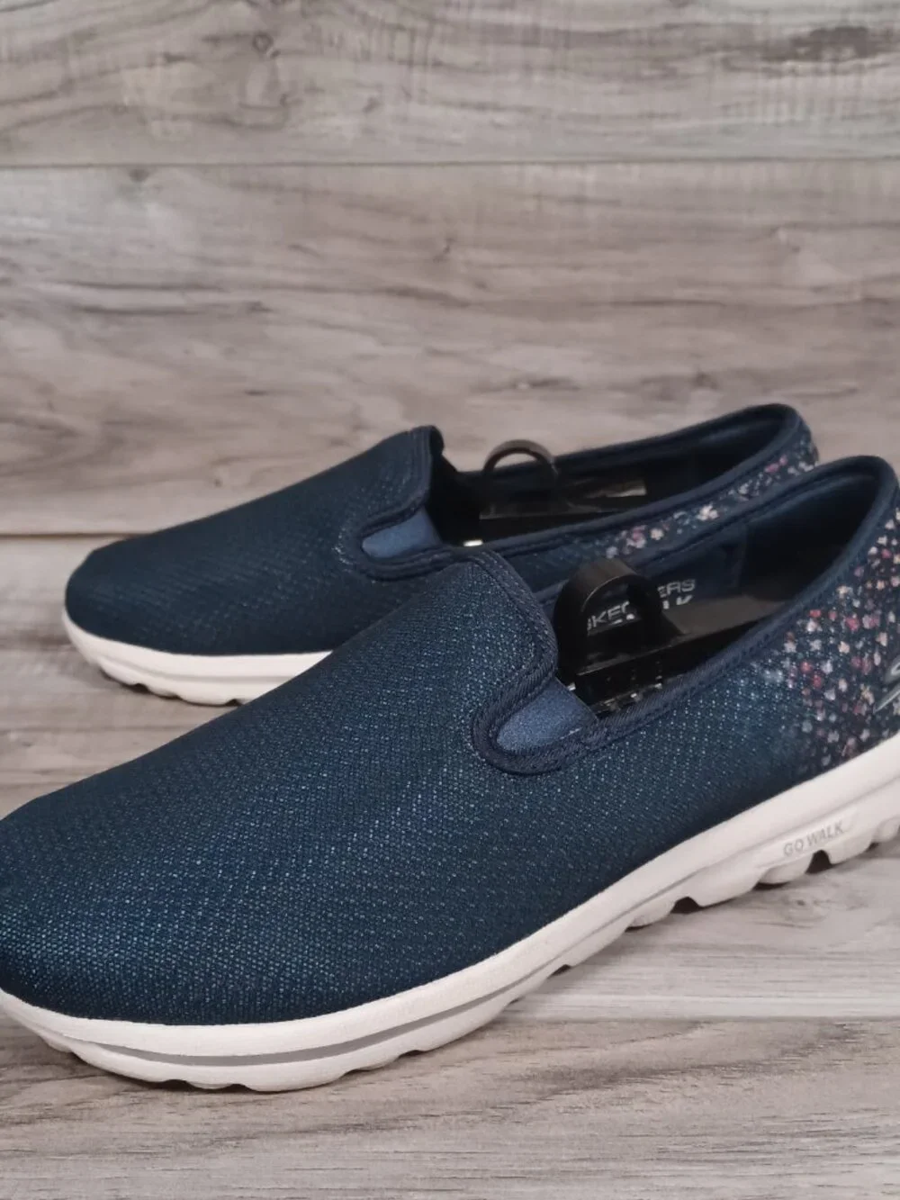 Skechers GO WALK Goga Mat Women's Size 8.5 Hands Free Slip-ins Floral Navy